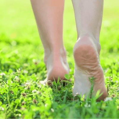 Camminare a piedi nudi sull'erba