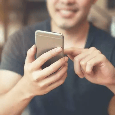 Ricevere un messaggio inaspettato da un amico