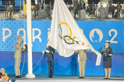 L'innalzamento della bandiera dei Giochi Olimpici.