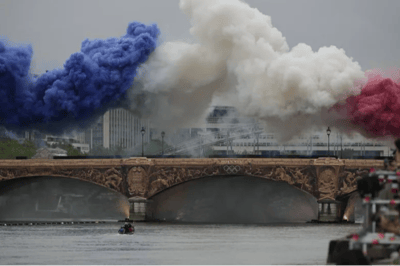 La spruzzata di fumi blu, bianchi e rossi sul Ponte di Austerlitz