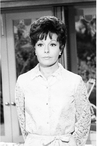 Louise Tate (Kasey Rogers)