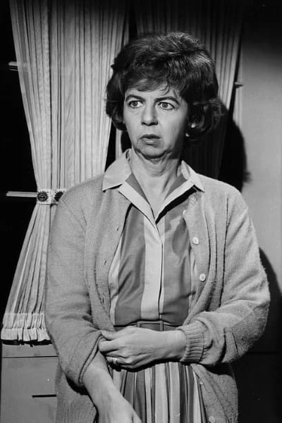 Gladys Kravitz (Alice Pearce)