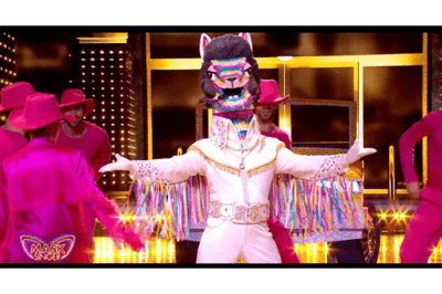Lama canta Hound dog, A little less conversation, Only you y Viva Las Vegas