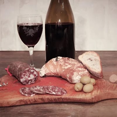 Salsicha com Beaujolais