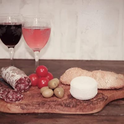 Salsicha com queijo de cabra