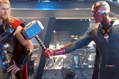 Visione porge Mjolnir a Thor – Avengers 2