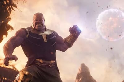 Thanos lancia una luna – Infinity War