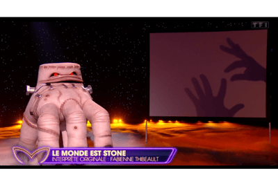 Main chante Le monde est stone