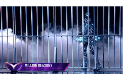 Bailarina cantando Million reasons