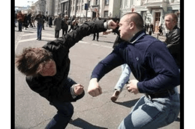 Quando il tuo amico inizia a fare a botte, ma in realtà è un 2v2