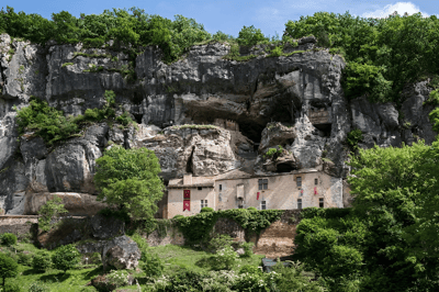 Maison Forte de Reignac and the dark stories said to have happened in this cliffside castle