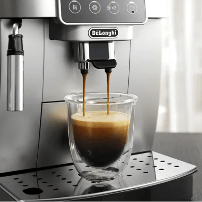 Caffè che esce dalla macchinetta