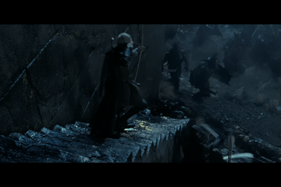 II – Chargez ! – Legolas dévalant un escalier sur son bouclier au Gouffre de Helm