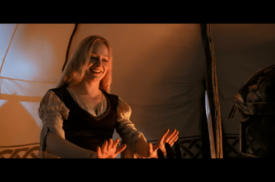 III – Un vrai écuyer du Rohan – L’enthousiasme de Merry revêtant son costume de Rohirrim