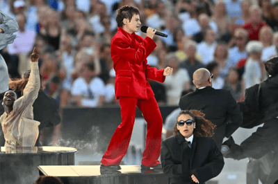 Christine and The Queens performing Edith Piaf's "Non, je ne regrette rien"