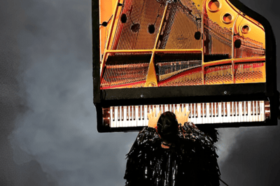Alain Roche suona il piano sospeso in aria