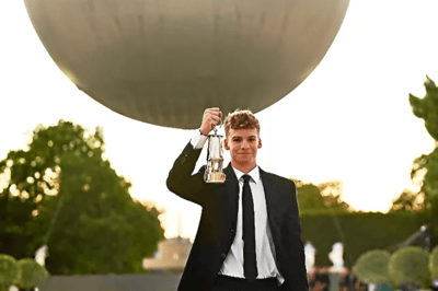 Léon Marchand spegne la fiamma olimpica