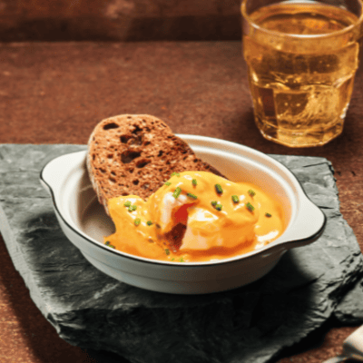 Huevo poché con cheddar