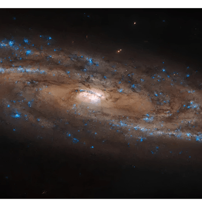 Esta galaxia espiral centelleante parece extenderse a través del cielo
