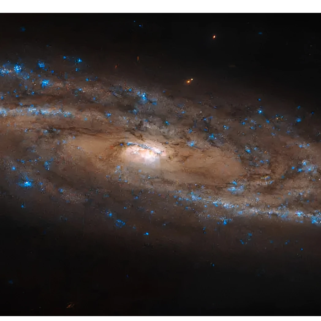 Cette galaxie spirale scintillante semble s'étirer à travers le ciel